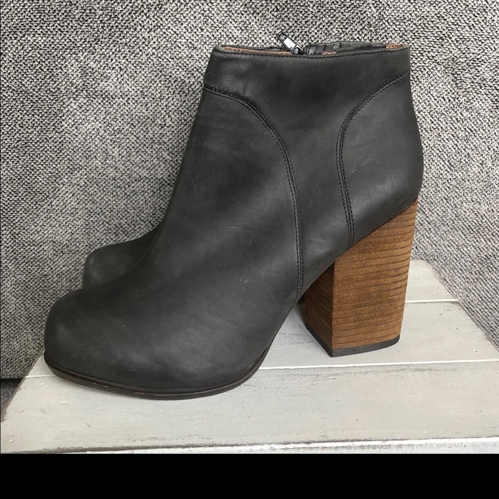 Urban Outfitters Jeffrey Campbell Hanger chunky black booties Womens size 10.